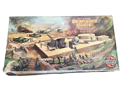 Lot Airfix HO-OO Scale Gun Emplacement Assault Set No.51650-7, Scale 1:24 James Bond Autogyro No.04401 and other model kits (qty)