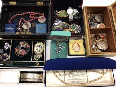 Lot 67 - Group of vintage costume jewellery and bijouterie