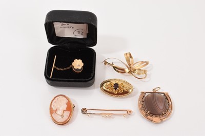 Lot 59 - Group of jewellery to include an Italian carved shell cameo pendant/brooch depicting a lady with a diamond-set gold necklace, in 9ct gold pendant/brooch mount, Victorian style 9ct gold garnet ov...