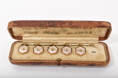 Lot 417 - Five Edwardian 18ct gold and red enamel dress studs with mother of pearl panels in fitted case (one missing)