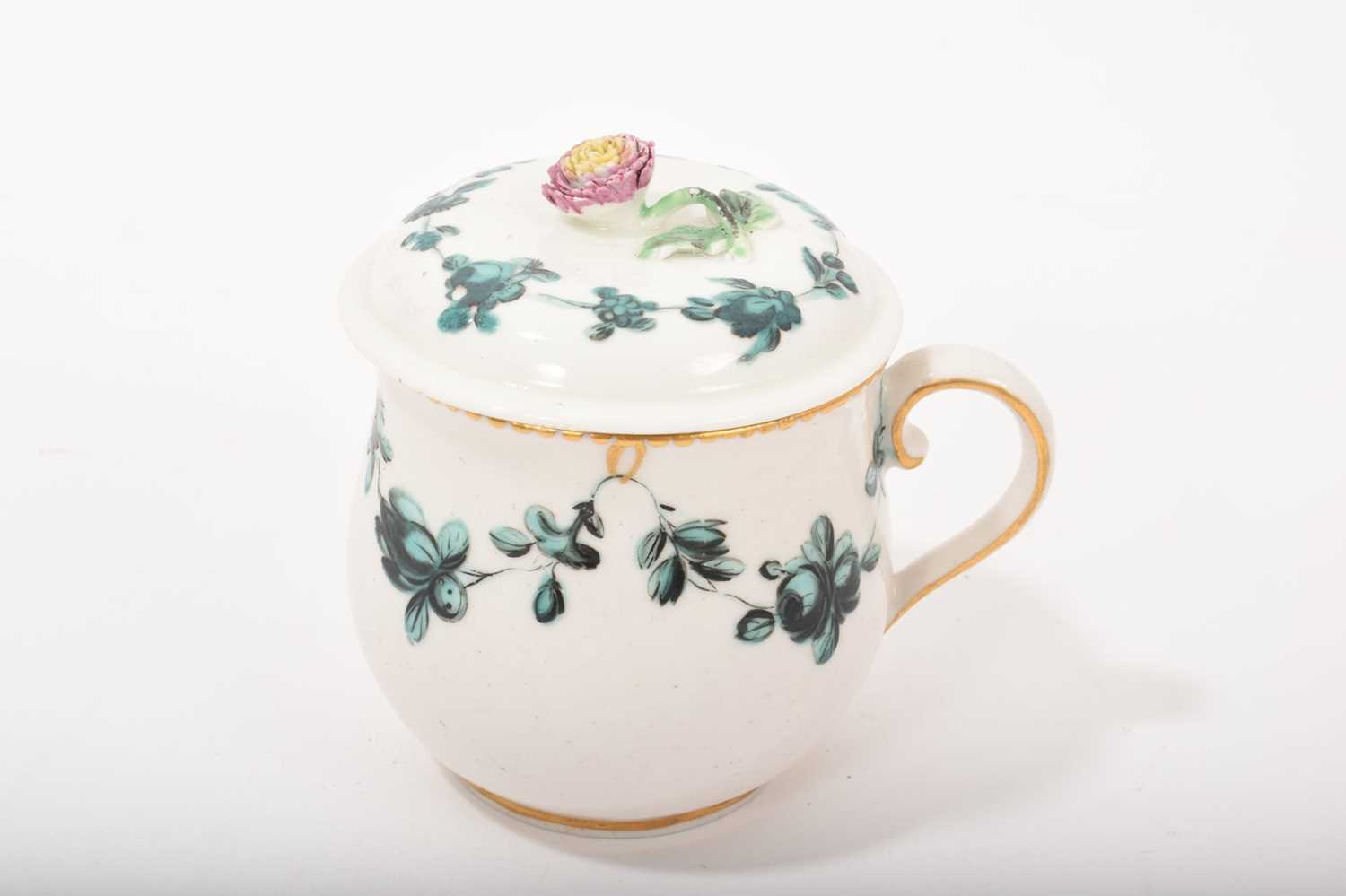 Lot 155 - Chelsea Derby custard cup and cover, circa 1775