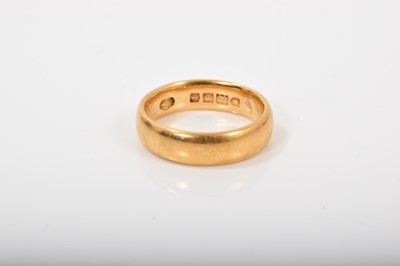 Lot 571 - Edwardian 22ct gold wedding ring (London 1906)