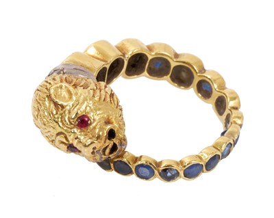 Lot 514 - Gold and gem set lion ring