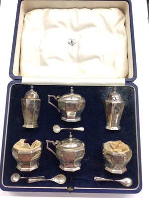 Lot 1024 - 1930s silver Mappin & Webb six piece cruet set in fitted case (Birmingham 1937)