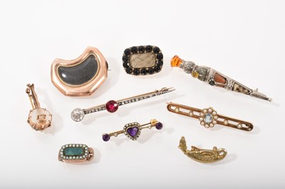 Lot 534 - Group of Georgian and antique brooches to include two George III mourning brooches, a similar clasp with seed pearl border, Victorian amethyst and seed pearl heart shape bar brooch, Edwardian aq...