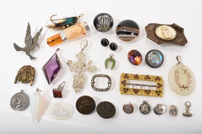 Lot 537 - Miscellaneous group of antique and later brooches, buckles and costume jewellery to include a Victorian banded agate brooch and pair of earrings, Regency garent set buckle and other jewellery