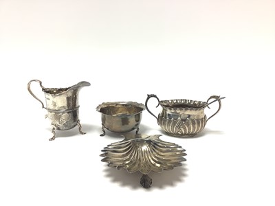 Lot 376 - Group of 20th century sterling silver, including matching cream jug and sugar bowl, scallop shell dish, further sugar bowl, and spoon