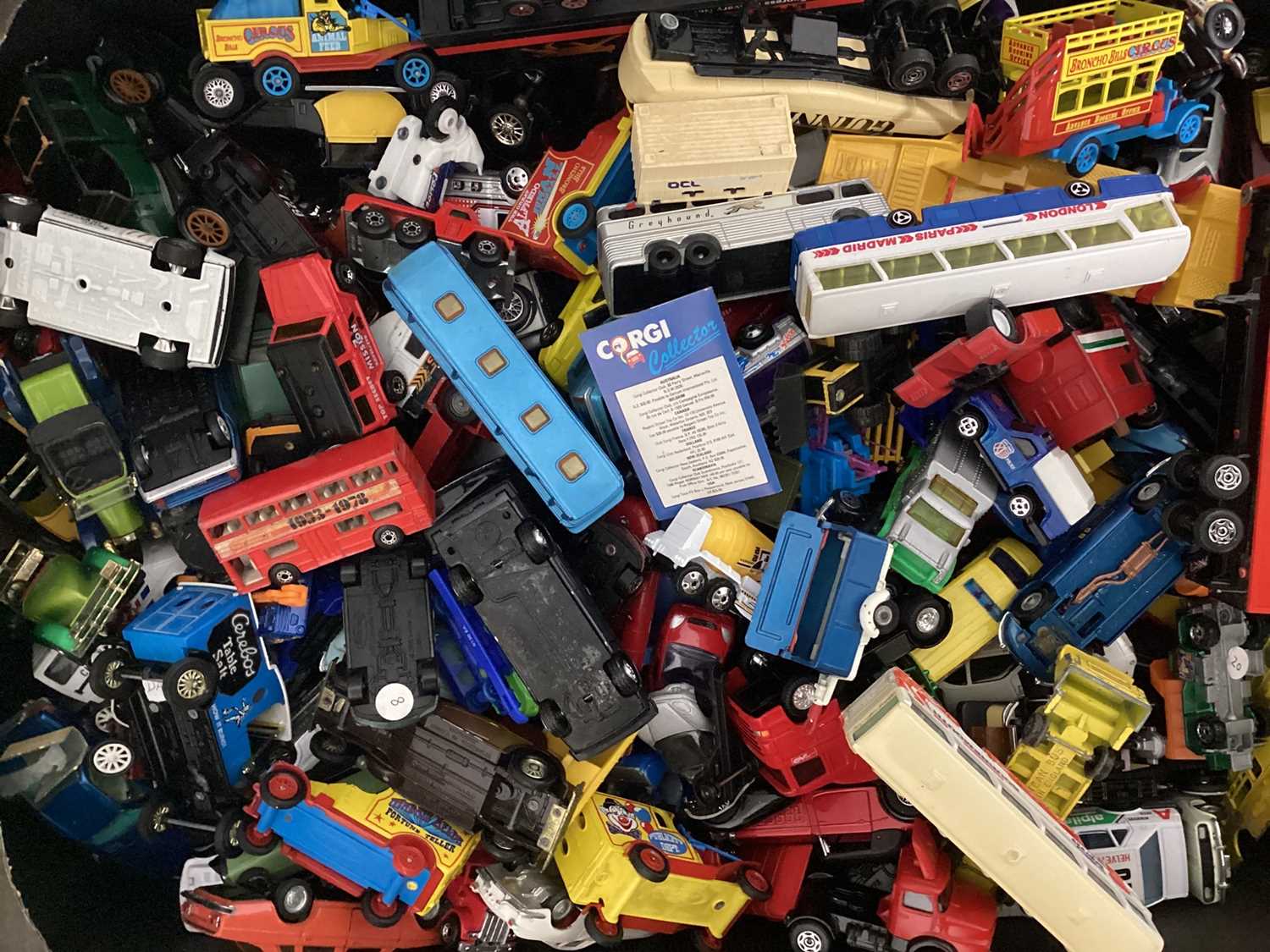 Lot 139 - Diecast unboxed selection Corgi, Dinky, Matchbox, Oxford Diecast mostly later models (3 boxes)