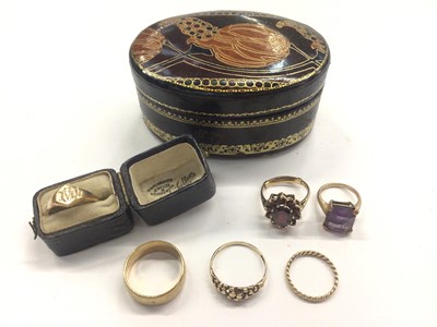 Lot 1031 - 9ct gold garnet cluster ring, 9ct gold wedding ring, 9ct gold signet ring, two other 9ct gold rings and an amethyst ring (6)