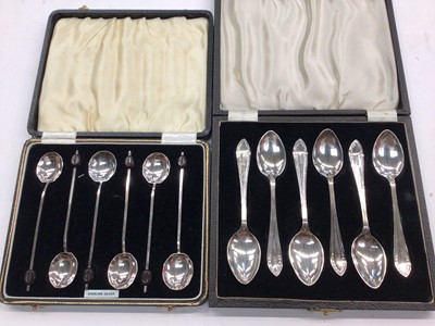 Lot 1106 - Set of six silver bean end coffee spoons and set of six silver teaspoons, both in fitted cases