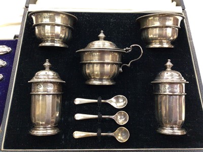 Lot 1008 - 1930s silver five piece cruet set in original fitted box, together with a set of six silver handled tea knives in case (2)