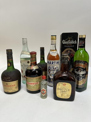 Lot 172 - Group of bottles to include: Glenfiddich Whisky Clan Sinclair, in original tin box, Courvoisier cognac, Martine, Bacardi and others (8)