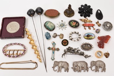 Lot 747 - Group of antique and vintage jewellery within a jewellery box