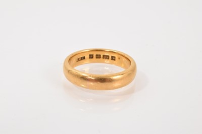 Lot 721 - 22ct gold wedding ring