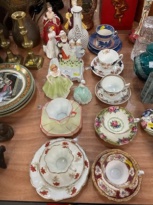 Lot 411 - Ceramics to include Royal Doulton figurines, Yardley English Lavender soap dish and other china