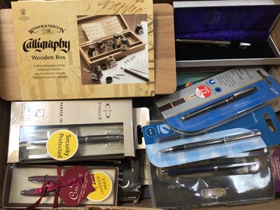 Lot 325 - Collection of pens including Parker, Windsor & Newton Newton calligraphy set etc