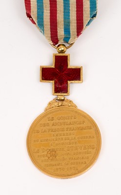 Lot 8 - Scarce 19th century French gold and enamel Red Cross medal decorated with an ambulance with crew attending to a wounded soldier, the reverse inscribed in raised letters ' Le Comite Des Ambulance...