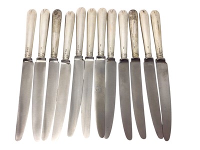 Lot 404 - 12 contemporary silver handled dinner knives with stainless steel blades, Sheffield 1973