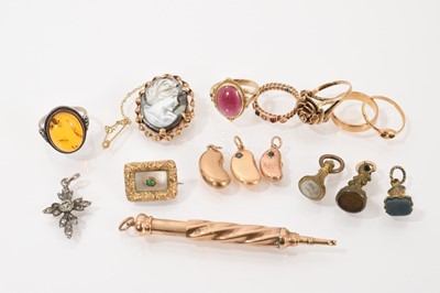 Lot 683 - Group of jewellery to include rings, brooches etc