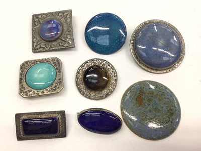 Lot 32 - Group of Ruskin pottery and similar brooches and plaques (8)