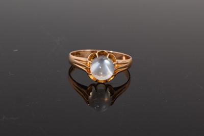 Lot 712 - Edwardian 15ct gold and moonstone ring