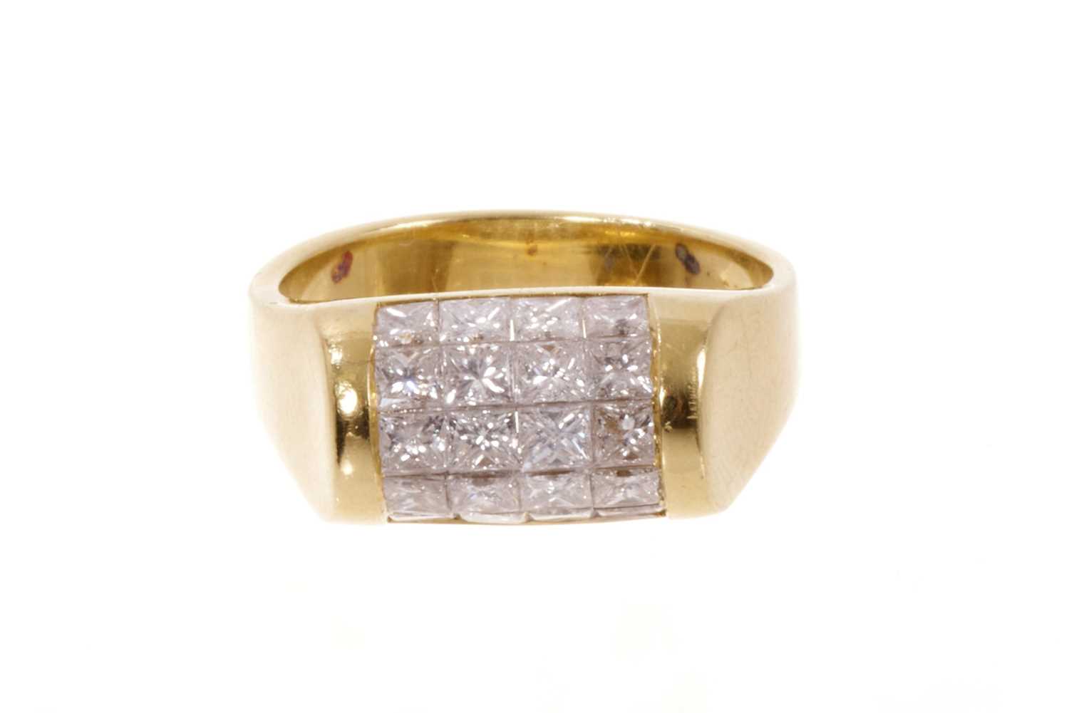 Lot 720 - Art Deco style diamond ring with a bombé