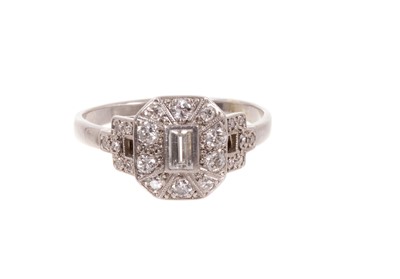 Lot 716 - Art Deco diamond cluster ring in platinum setting