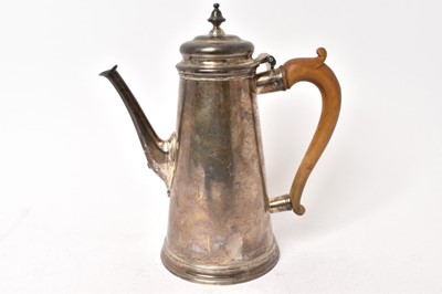 Lot 493 - Contemporary silver coffee pot of tapering form, with hinged domed cover and wooden scroll handle, on a circular base (London 1967) Tessier Ltd. All at approximately 26ozs. 23cm overall height.<...