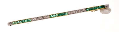 Lot 731 - Art Deco diamond and emerald gold bar brooch