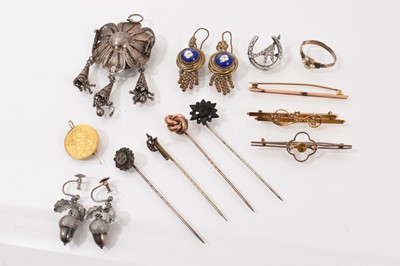 Lot 81 - Group of antique jewellery to include an Edwardian gold half sovereign brooch