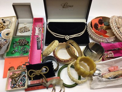 Lot 118 - Large quantity of vintage and later costume jewellery and bijouterie