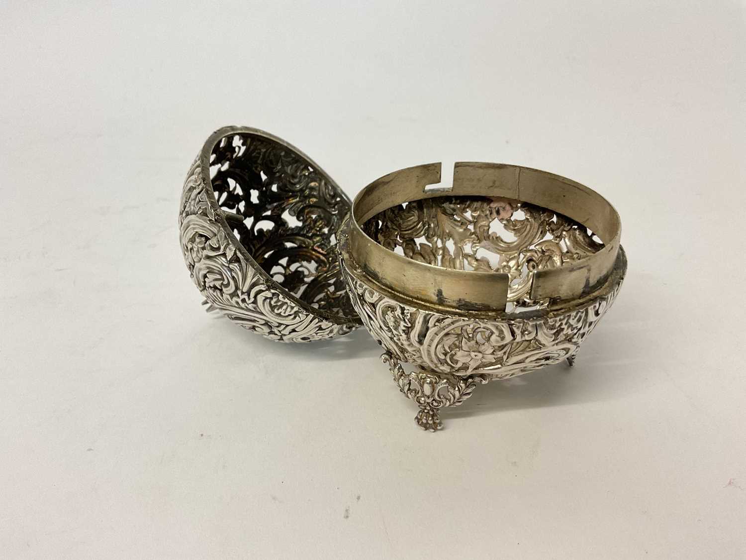 Lot 41 - Late 19th century Dutch silver string holder