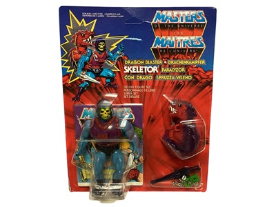 Lot Mattel (c1985) Masters of the Universe & maitres de L'Univers dual logo Skeletor 6" action figure with Dragon Backpack, on card (worn to edges) and bubblepack (1)