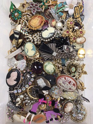 Lot 201 - Large collection of vintage brooches including paste set, cameos, gilt metal, Scottish and others (3 boxes)