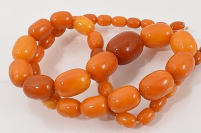 Lot 210 - Vintage amber bead necklace with a string of graduated butterscotch amber beads