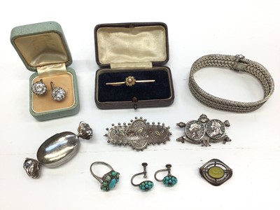 Lot 212 - Group of antique and vintage jewellery to include Victorian 9ct gold and seed pearl daisy bar brooch, two Victorian silver brooches