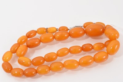 Lot 216 - Vintage amber bead necklace