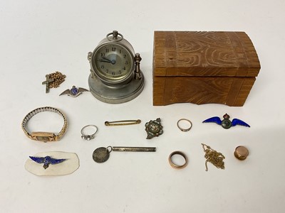 Lot 137 - Assorted jewellery and vertu with a music box and desk clock