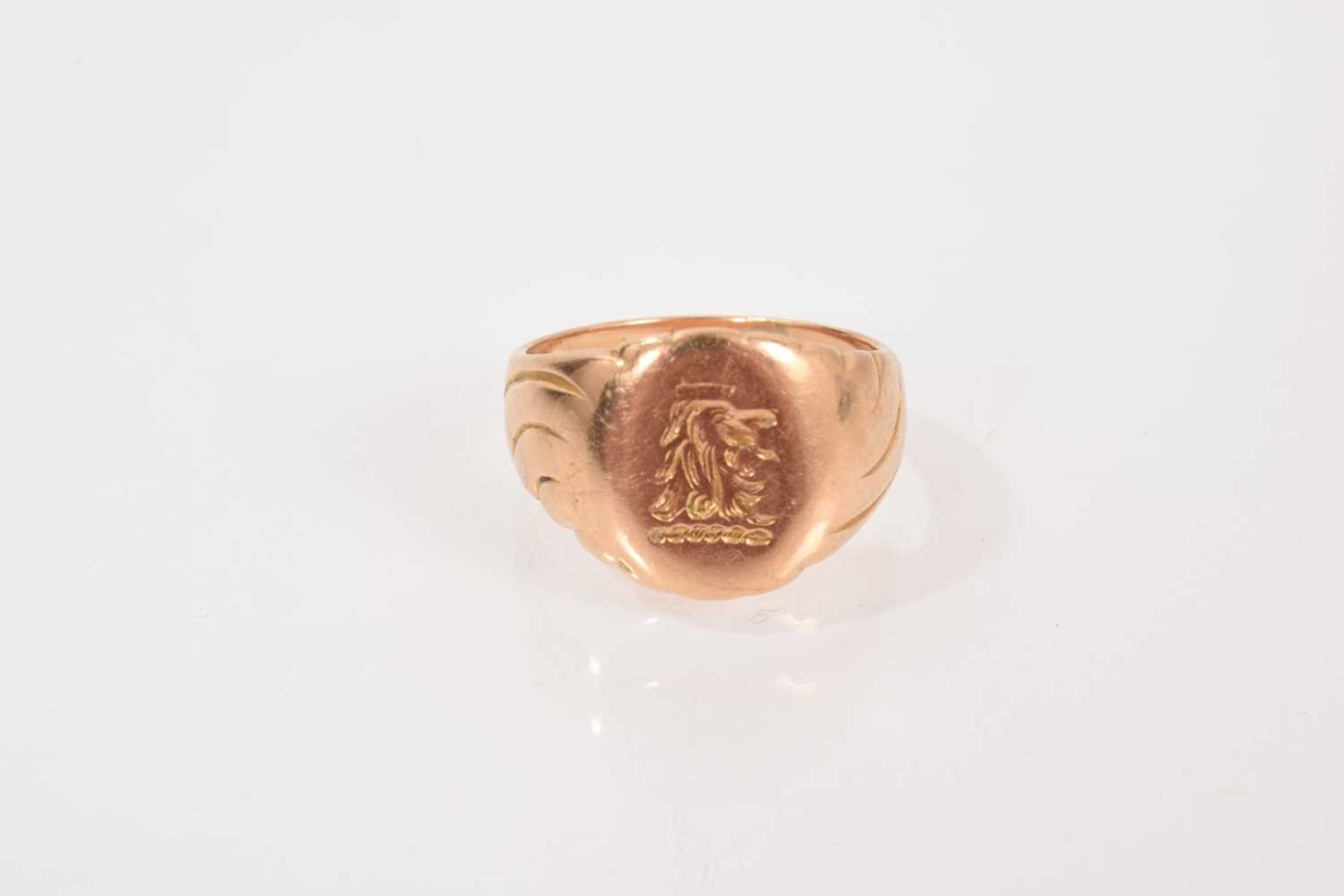 Lot 628 - Victorian 18ct gold signet ring with engraved lion’s head crest