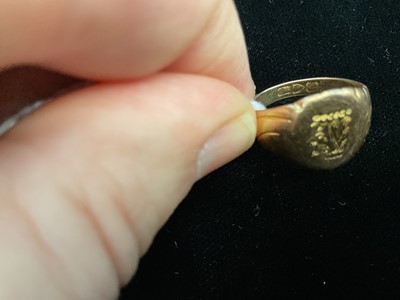 Lot 628 - Victorian 18ct gold signet ring with engraved lion’s head crest