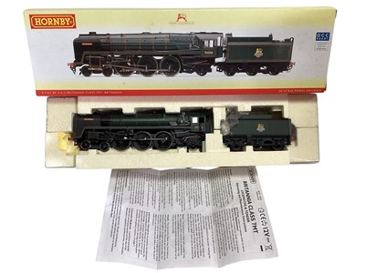 Lot Hornby OO Gauge 4-6-2 BR Green Early Emblem Britannia Class 7MT Britannia tender locomotive 7000, boxed R2562 & 4-6-0 BR Green County Class County of Devon tender locomotive 10...