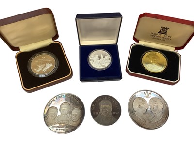 Lot 541 - World - Mixed silver commemorative medallions to include G.B. 'Man's First Moon Landing' Apollo 11 24.7.1989 AD, 'Sir Walter Scott' 1771-1832, 1971, Falklands 'Liberation' 15th June 1982, The Ro...