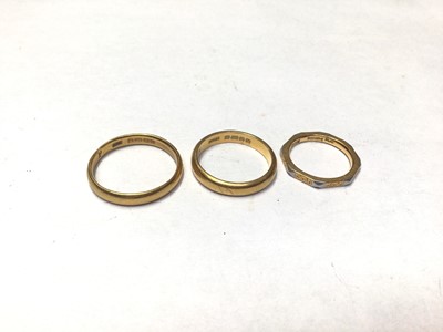 Lot 1011 - Three 22ct gold wedding rings