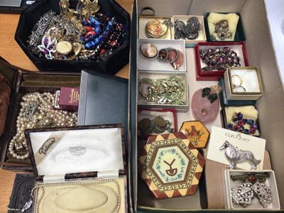 Lot 1016 - Group of vintage costume jewellery and bijouterie