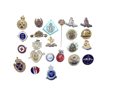 Lot 765 - Group of twenty two First and Second World War era military badges to include Free French, Special Constable 1914 and American Red Cross (22).