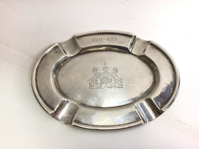 Lot 284 - 1930s silver oval ashtray with engraved armorial crest (London 1934)