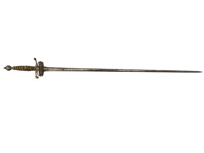 Lot 951 - Good quality mid-18th century Continental small sword with finely chiselled steel and parcel gilt hilt, the twin guards decorated with battle scenes and trophies of arms, the tapering blade with...