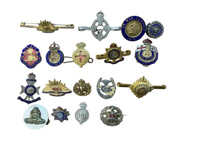 Lot 913 - Group of First and Second World War military badges to include sweetheart brooches, On War Service 1914 badge and others.