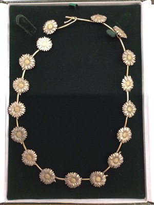 Lot 298 - Good quality silver and silver gilt 'daisy chain' necklace