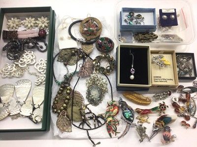 Lot 1029 - Collection of vintage costume jewellery